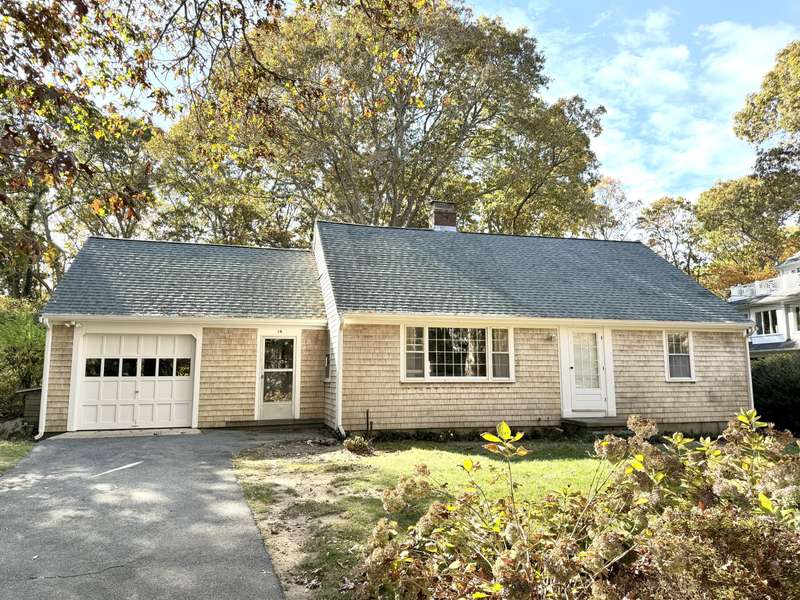 14 Gunning Point Avenue, Falmouth, MA 02540