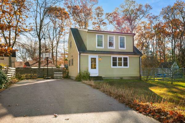 8 Blair Circle, Mashpee, MA 02649