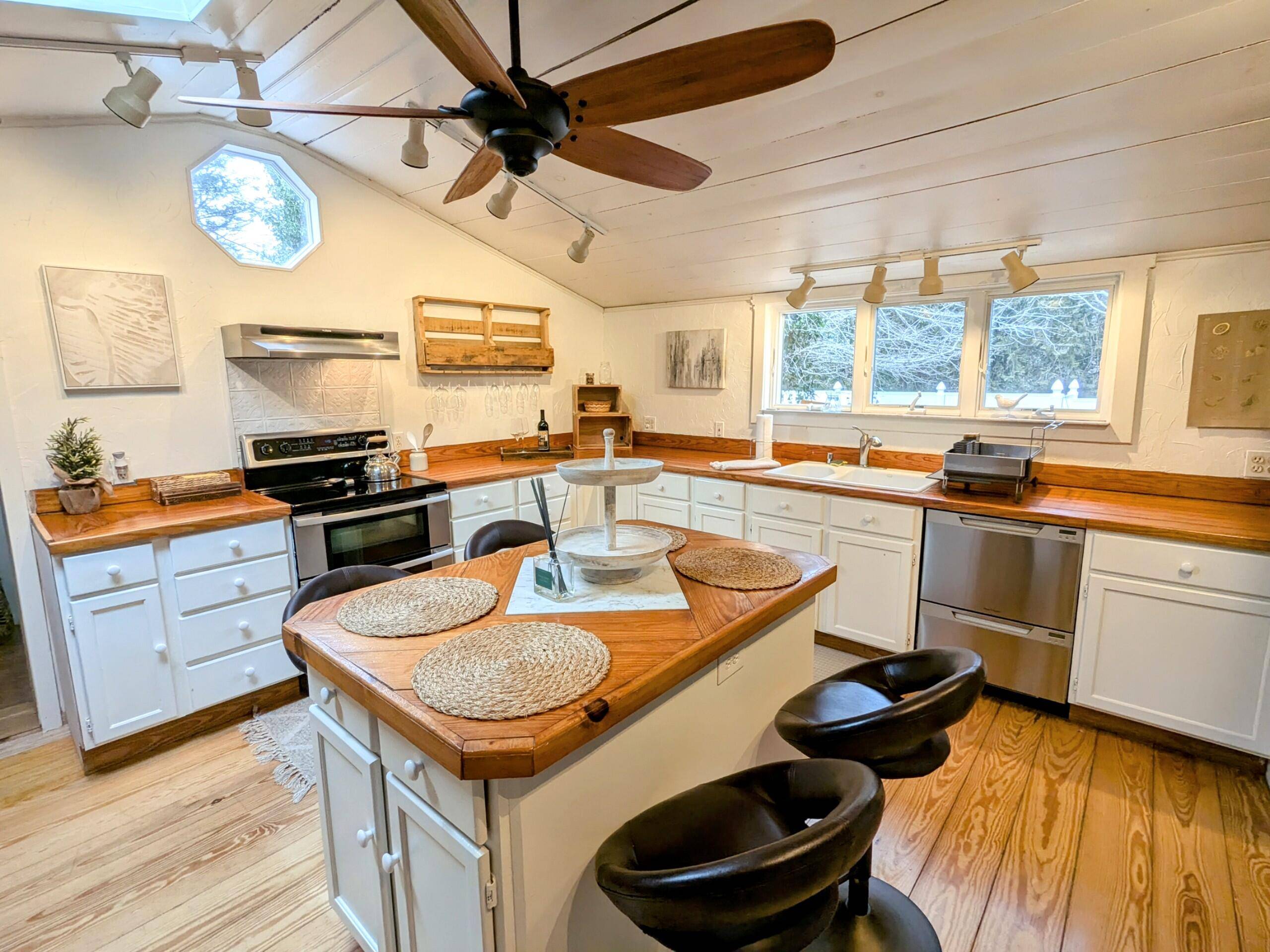 Yarmouth Port, MA 02675,7 Clark Road
