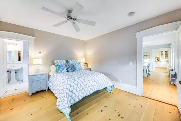 Wellfleet, MA 02667,10 Bank Street