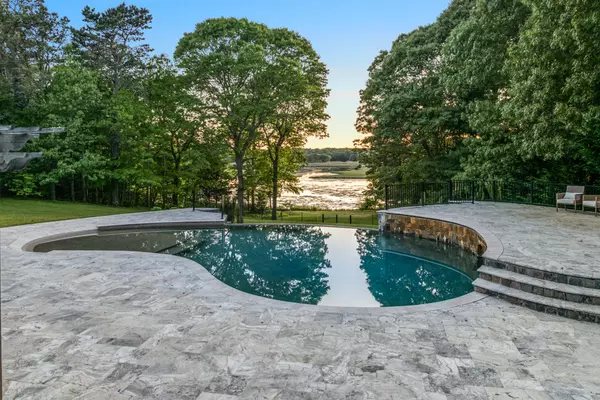 Osterville, MA 02655,38 Beach Plum Hill Road