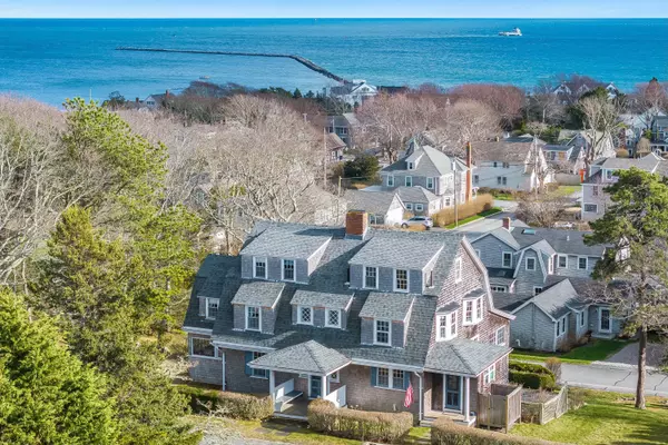 35 Grayton Avenue, Hyannis Port, MA 02647