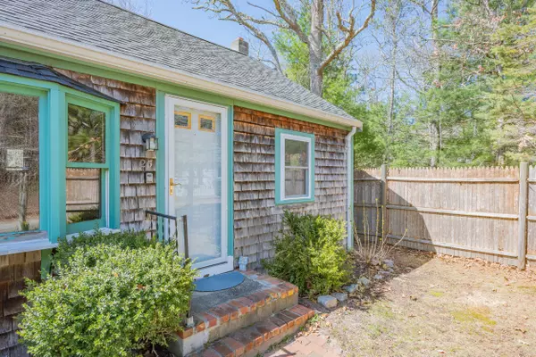 Cotuit, MA 02635,25 Charlotte Avenue