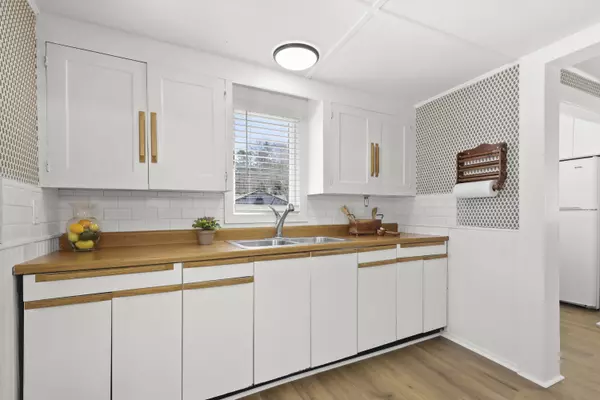 Sagamore, MA 02561,63 Adams Street