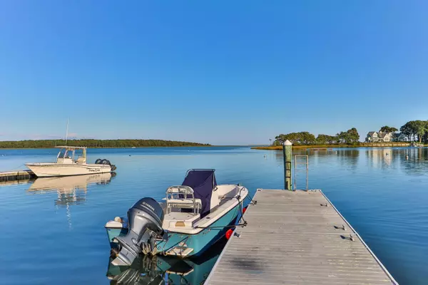 Mashpee, MA 02649,169 Daniels Island Road