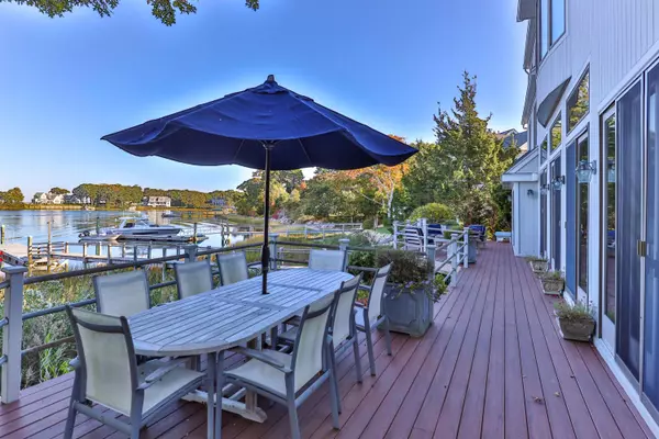 Mashpee, MA 02649,169 Daniels Island Road