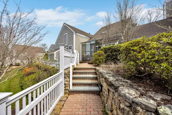 Mashpee, MA 02649,10 Lanyard Way #7239 D