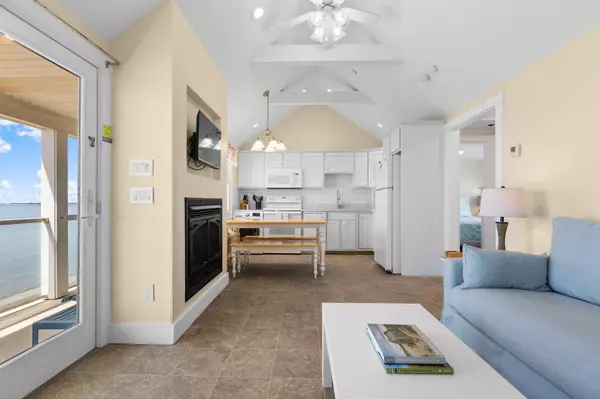 Truro, MA 02666,496 Shore Road #16