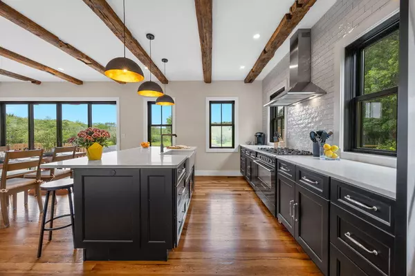 Provincetown, MA 02657,70 West Vine Street