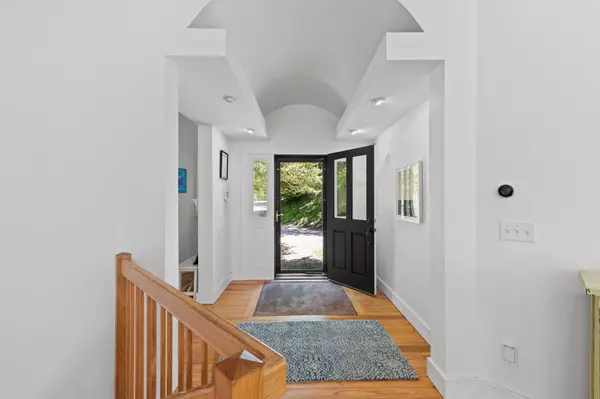 Woods Hole, MA 02543,82 Harbor Hill Road