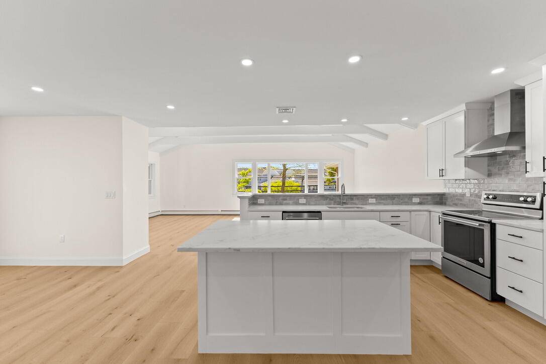 Falmouth, MA 02540,354 Gifford Street #5