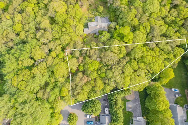 Harwich, MA 02645,6 Skinequit Pond Road