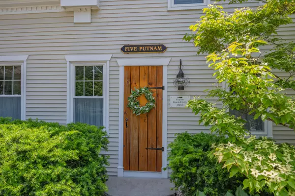 Cotuit, MA 02635,5 Putnam