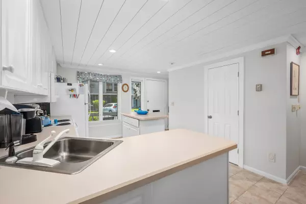 Hyannis, MA 02601,500 Ocean Street #37
