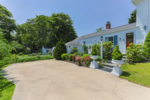 Yarmouth Port, MA 02675,463 Route 6A