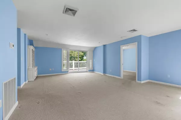 Chatham, MA 02633,912 Main Street #305