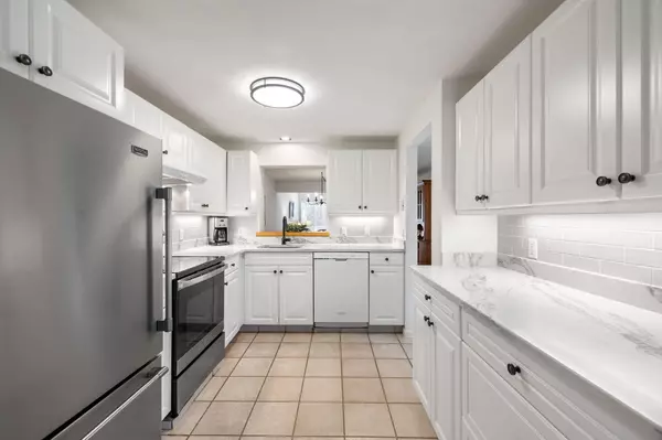 Yarmouth Port, MA 02675,33 W WOODS Circle