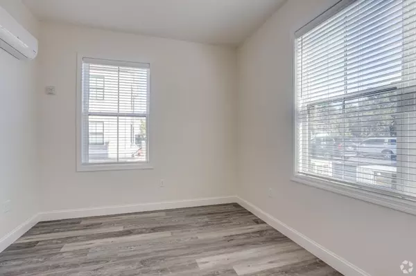 Hyannis, MA 02601,60 Pleasant Street #3B