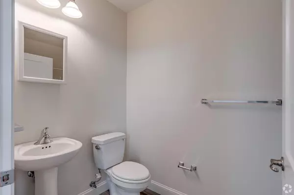 Hyannis, MA 02601,60 Pleasant Street #3B