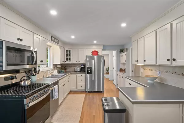 North Falmouth, MA 02556,40 N North Hill Drive