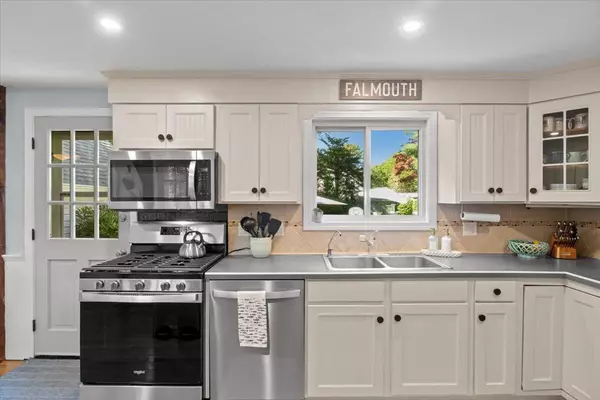 North Falmouth, MA 02556,40 N North Hill Drive