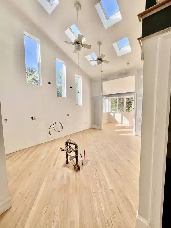 Provincetown, MA 02657,86 Harry Kemp Way #2