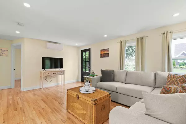 Pocasset, MA 02559,8 River Road