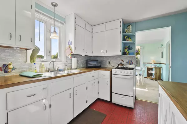 East Falmouth, MA 02536,5 Massasoit Street