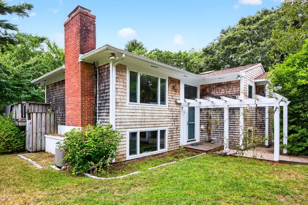 Falmouth, MA 02540,11 Barnabas Road