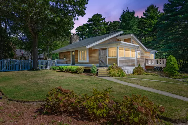 Cotuit, MA 02635,6 Cedar Street