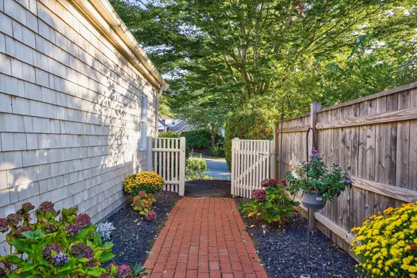 Yarmouth Port, MA 02675,28 Oak Glen Village