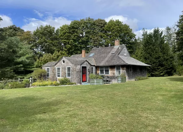 10 Dan'ls Way, West Tisbury, MA 02575