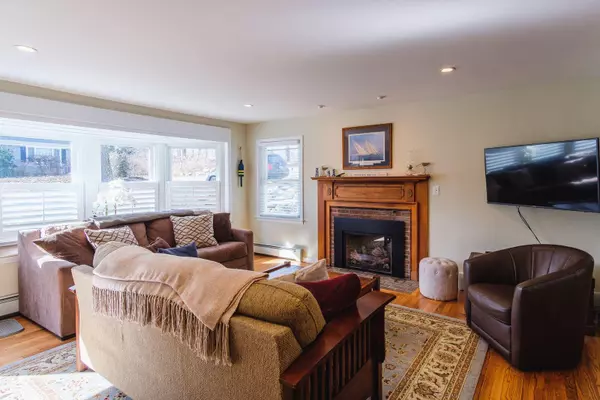 Woods Hole, MA 02543,2 Huettner Road