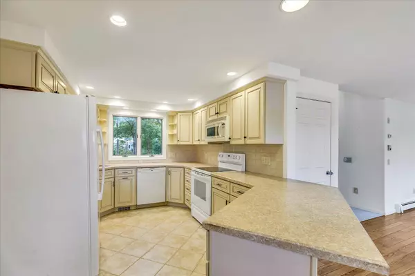 Brewster, MA 02631,52 Bettys Lane