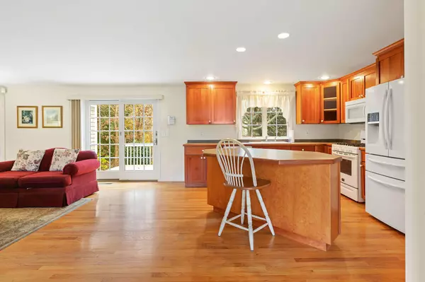 Harwich, MA 02645,4 Hope Lane