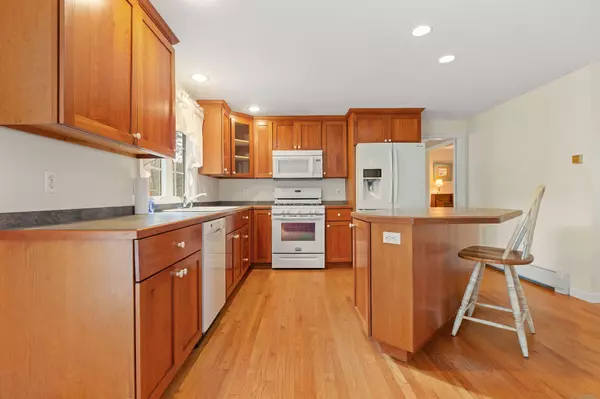 Harwich, MA 02645,4 Hope Lane