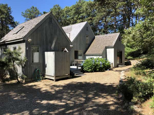 8 Pulpit Rock Road, Oak Bluffs, MA 02557