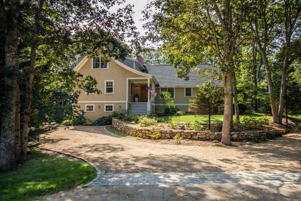 7 Old Dirt Road, Oak Bluffs, MA 02557