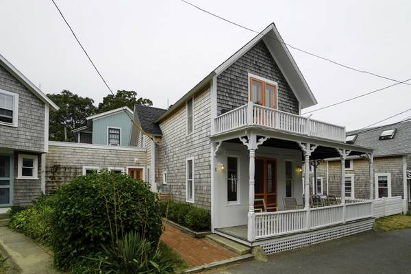 8 Rock Avenue, Oak Bluffs, MA 02557