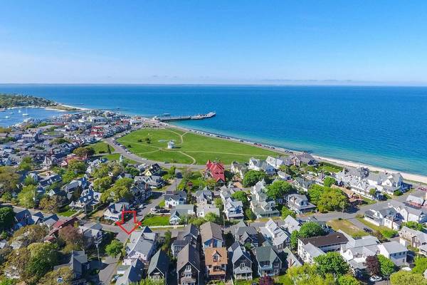 28 Narragansett Avenue, Oak Bluffs, MA 02557