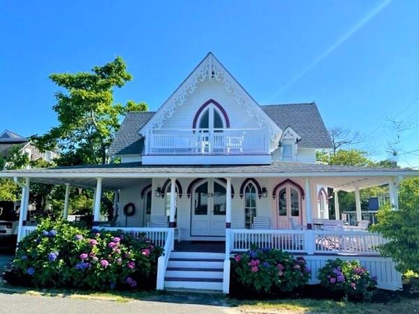 28 Narragansett Avenue, Oak Bluffs, MA 02557