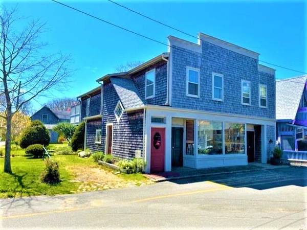 4 Montgomery Square, Oak Bluffs, MA 02557