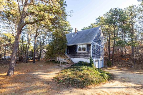 19 Pinewood Lane, Oak Bluffs, MA 02557