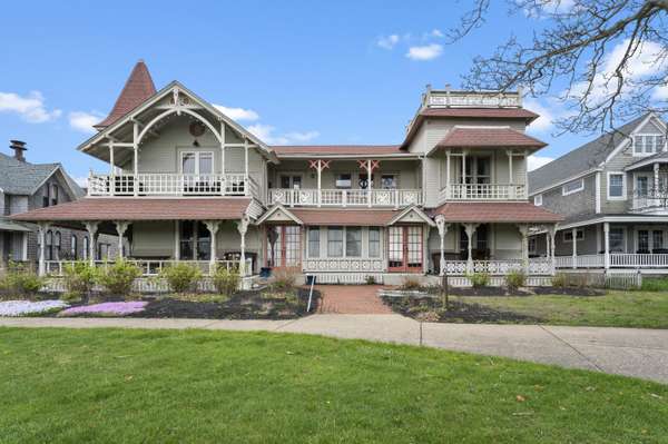 61 E Ocean Avenue, Oak Bluffs, MA 02557