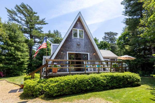 22 Olive Street, Oak Bluffs, MA 02557