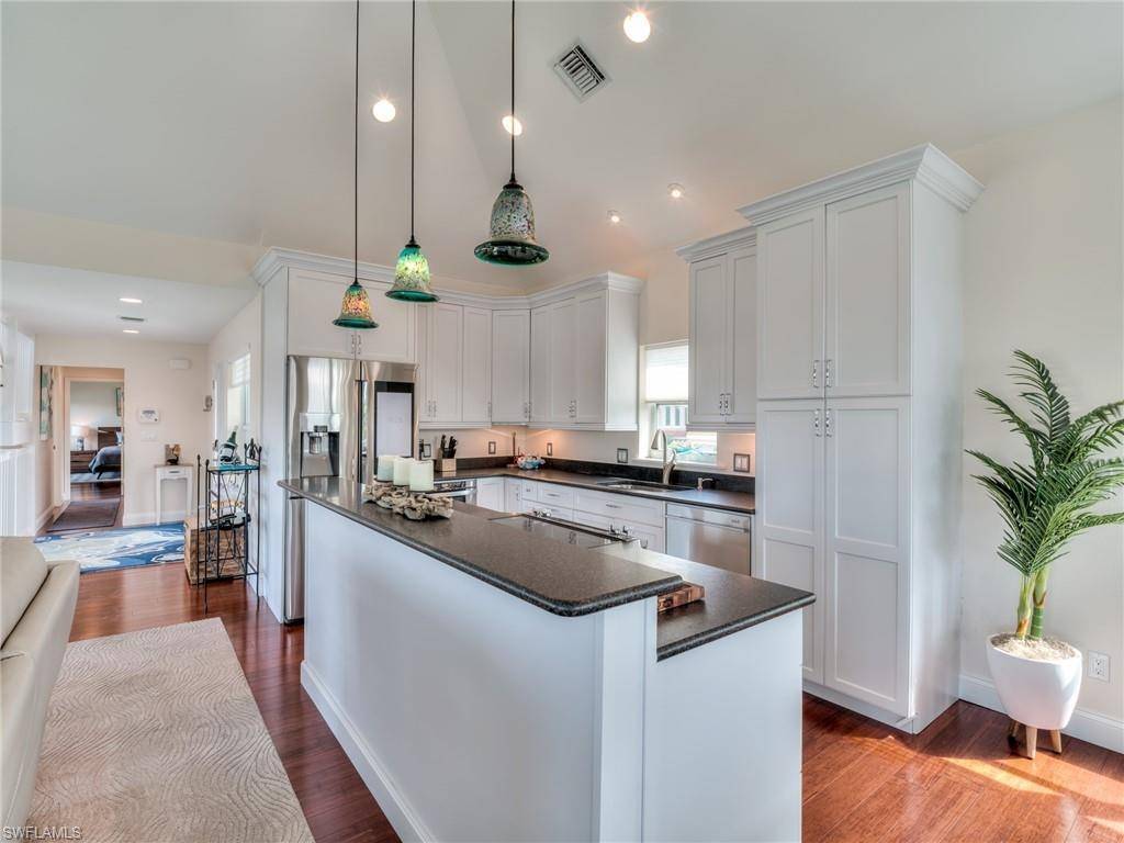 Sanibel, FL 33957,1511 Angel Dr