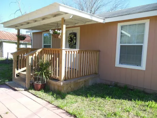 1409 N Heideke ST, Seguin, TX 78155