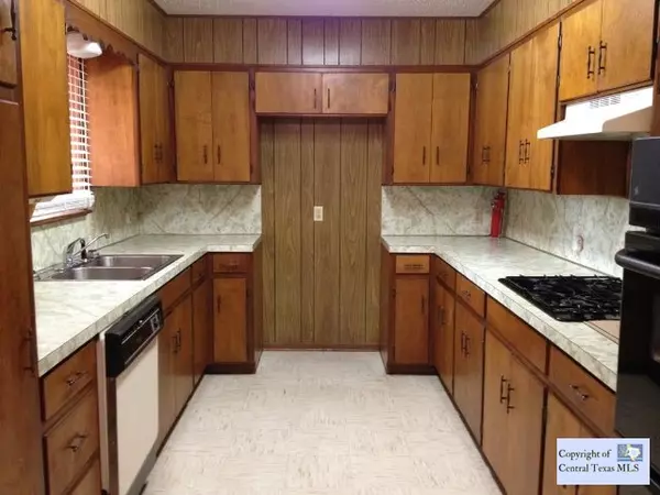 Luling, TX 78648,118 Hillview DR