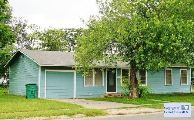 1229 E Davis ST, Luling, TX 78648