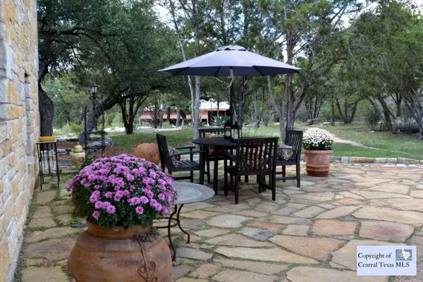 101 Pedernales Bend DR, Johnson City, TX 78636